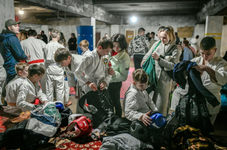 Ratusan orang Ukraina menghadiri acara akhir pekan yang diselenggarakan di ruang bawah tanah dan tempat penampungan
