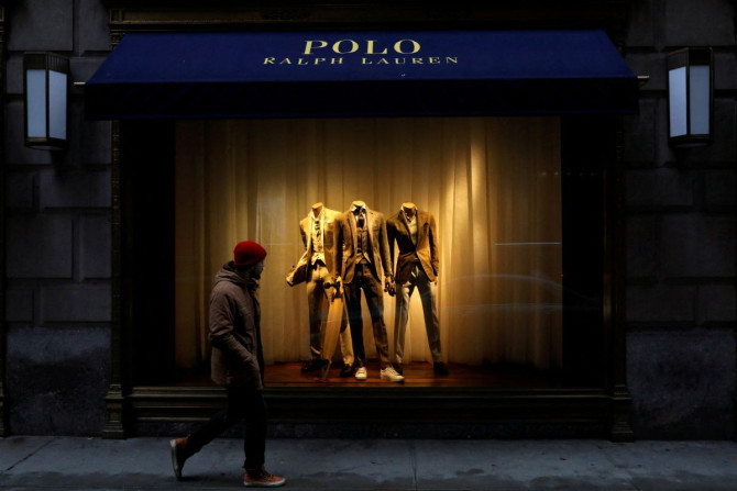 Seorang pria berjalan melewati toko Polo andalan Ralph Lauren Corp. di Fifth Avenue di New York City, AS, 4 April 2017.