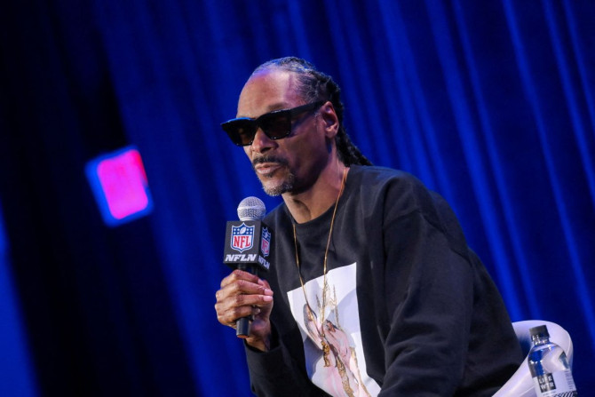 Rapper Snoop Dogg berbicara selama konferensi pers tentang penampilannya yang akan datang di pertunjukan paruh waktu Super Bowl LVI di Los Angeles, California, AS 10 Februari 2022.