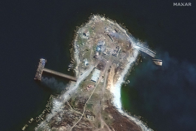 Citra satelit menunjukkan dermaga dan bangunan yang terbakar di ujung utara Pulau Ular, Ukraina, 30 Juni 2022. Maxar Technologies/via REUTER