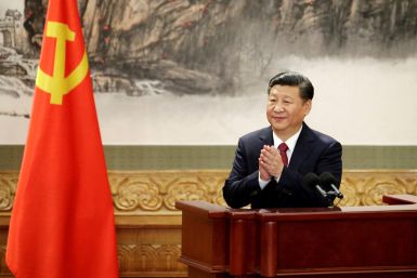 Presiden China Xi Jinping bertepuk tangan setelah pidatonya di Beijing