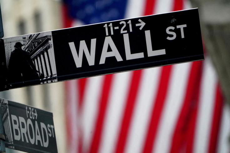 Sebuah tanda Wall Street digambarkan di luar New York Stock Exchange, di New York City