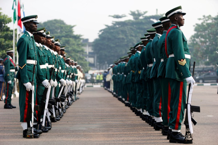 Tentara berdiri dalam parade di arena militer selama upacara memperingati Hari Peringatan tentara di Lagos, Nigeria 15 Januari 2017.