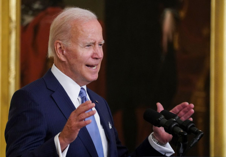 Presiden AS Joe Biden berbicara sebelum memberikan Medali Kehormatan kepada para veteran Angkatan Darat AS yang bertempur dalam Perang Vietnam, dalam sebuah upacara di Ruang Timur di Gedung Putih di Washington, AS, 5 Juli 2022.