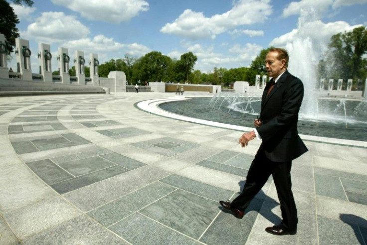 Mantan senator AS Bob Dole, seorang veteran Perang Dunia II, mengunjungi Memorial Perang Dunia II yang baru di Washington pada tahun 2004 -- ia menjabat sebagai ketua kampanye untuk mengumpulkan dana bagi monumen tersebut
