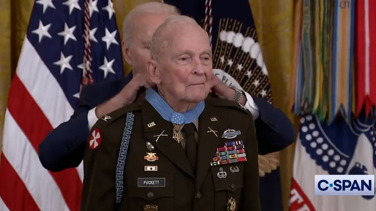 Tonton: Biden Menghargai Veteran Perang Korea Kolonel Ralph Puckett Jr. Dengan Medal Of Honor