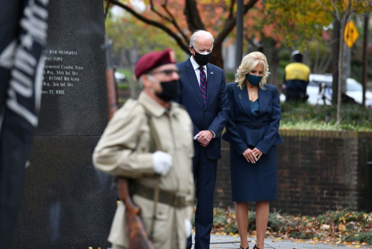 Presiden terpilih AS Joe Biden dan istrinya Jill Biden memberikan penghormatan selama perhentian Hari Veteran di Taman Peringatan Perang Korea di Philadelphia, Pennsylvania pada 11 November 2020