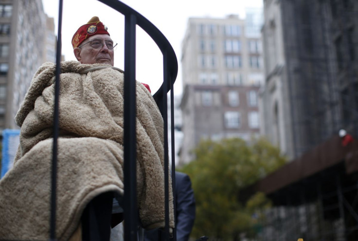 Mantan Marinir Amerika Serikat Hershel 'Woody' Williams, penerima Medali Kehormatan AS dan anggota terakhir yang masih hidup dari pengibaran bendera Iwo Jima yang terkenal, mengendarai kendaraan hias selama parade Hari Veteran Kota New York di 5th