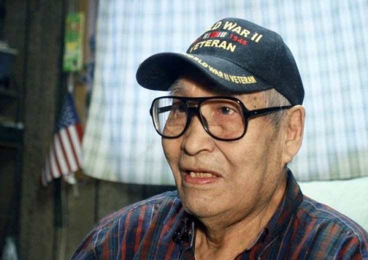 Tetua desa berusia delapan puluh sembilan tahun dan veteran Perang Dunia II Clifton Jackson berbicara tentang menjadi warga negara pertama yang dicacah untuk Sensus 2010 di rumahnya di Noorvik, Alaska.