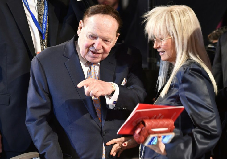 Mogul Sheldon Adelson (kiri) dan istrinya Miriam Ochsorn menghadiri debat presiden pertama antara Donald Trump dan Hillary Clinton pada September 2016