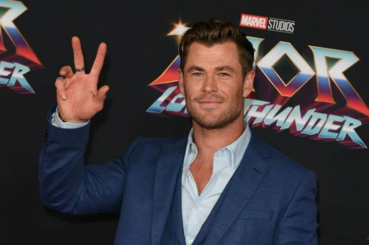 Komedi tindak lanjut dari "Thor: Ragnarok," "Thor: Love and Thunder" tahun 2017, dibintangi oleh Chris Hemsworth yang berotot dan memparodikan diri sendiri sebagai viking luar angkasa yang memegang palu Mjolnir