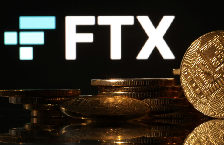 Ilustrasi menampilkan logo FTX dan representasi mata uang kripto