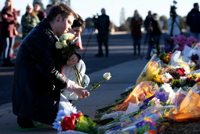 Ren Kurgis (kiri) dan Jessie Pacheco memberikan penghormatan kepada para korban penembakan massal di Club Q di Colorado Springs