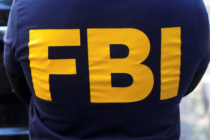 FOTO FILE - Logo FBI digambarkan di kemeja agen di wilayah Manhattan di New York City