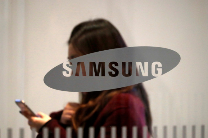 Logo Samsung Electronics terlihat di gedung kantornya di Seoul