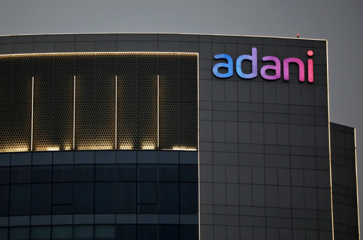 Logo Grup Adani terlihat di fasad salah satu bangunannya di pinggiran Ahmedabad