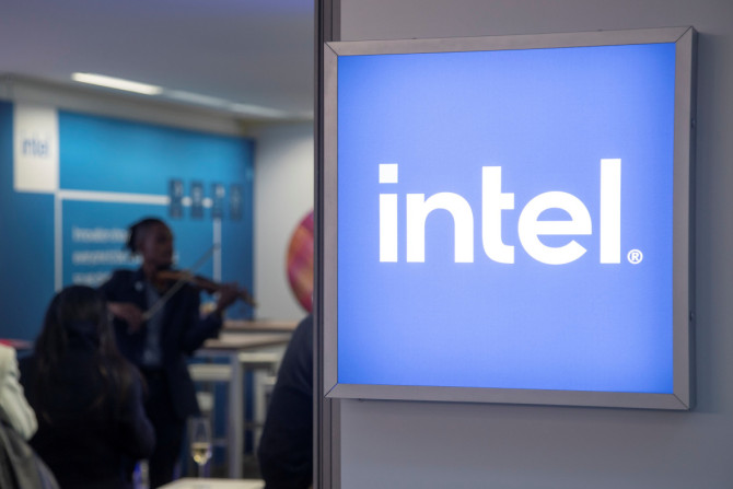 Logo Intel Corporation terlihat di Davos