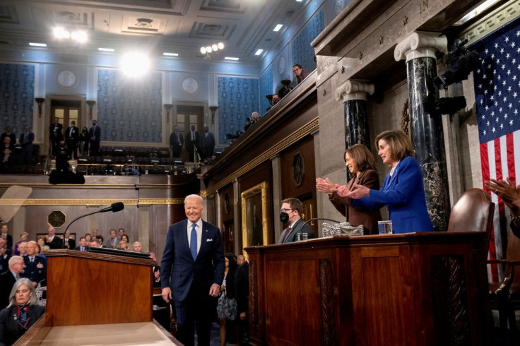 Wakil Presiden AS Kamala Harris dan Ketua DPR AS Nancy Pelosi (D-CA) menyaksikan Presiden AS Joe Biden tiba untuk menyampaikan pidato kenegaraan di US Capitol di Washington, DC, AS, 1 Maret 2022. Saul Loeb /Pool melalui REUTERS