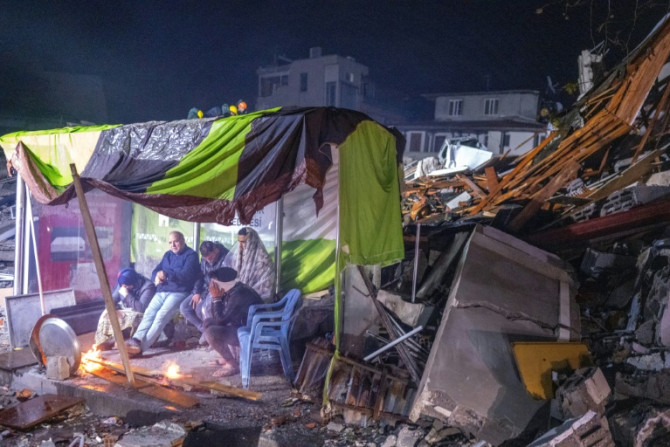 Korban selamat di Hatay, Turki berlindung setelah gempa besar