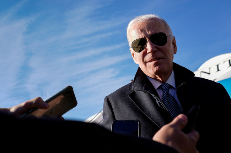 Presiden AS Joe Biden berbicara kepada wartawan setelah turun dari Air Force One dalam perjalanan ke Camp David di Bandara Regional Hagerstown, Hagerstown, Maryland