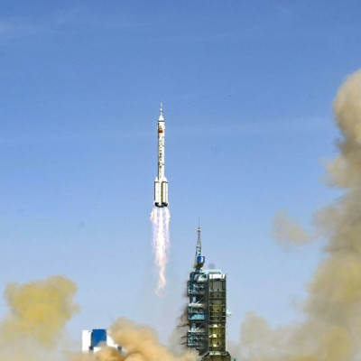 Trio yang dibawa ke luar angkasa dengan roket Long March-2F pada hari Minggu akan tinggal di stasiun luar angkasa Tiangong selama enam bulan