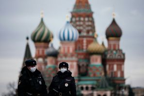 Petugas polisi Rusia berpatroli di Lapangan Merah yang sepi di depan Katedral Saint Basil di Moskow ketika ibu kota dan bagian lain Rusia dikunci untuk mengekang virus corona baru.