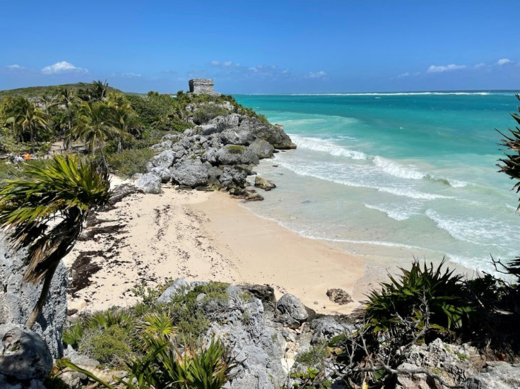 Resor pantai Karibia Meksiko di Tulum, yang terkenal dengan kuil Maya dan perairan biru kehijauannya, telah diguncang oleh perang geng rumput