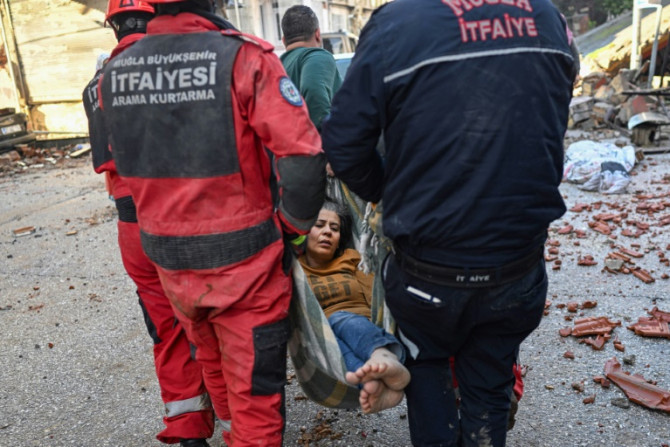 Seorang wanita diselamatkan setelah selamat dari gempa bumi di provinsi Hatay yang terpukul parah di Turki
