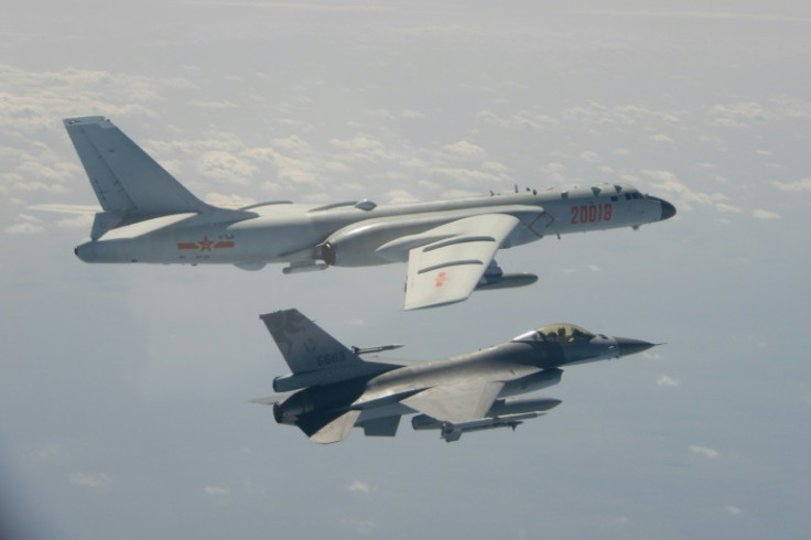 Sebuah jet tempur F-16 Taiwan terbang di sebelah pembom H-6 China (atas) di wilayah udara Taiwan