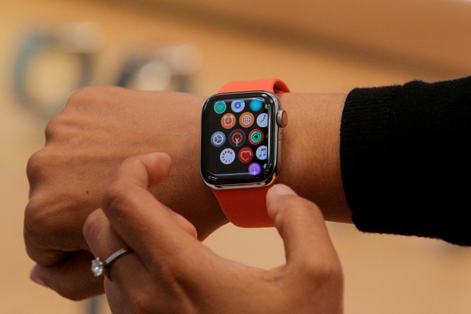 Seorang karyawan Apple Store menunjukkan Seri 5 Apple Watch di New York