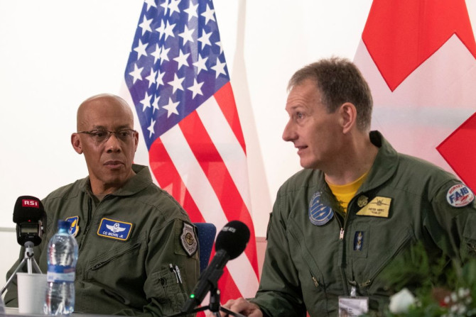 Kepala Staf Angkatan Udara AS Jenderal Charles Q. Brown Jr. mendengarkan Komandan Angkatan Udara Swiss Jenderal Peter Merz selama konferensi pers di pangkalan udara Swiss di Payerne, Swiss 15 Maret 2022.