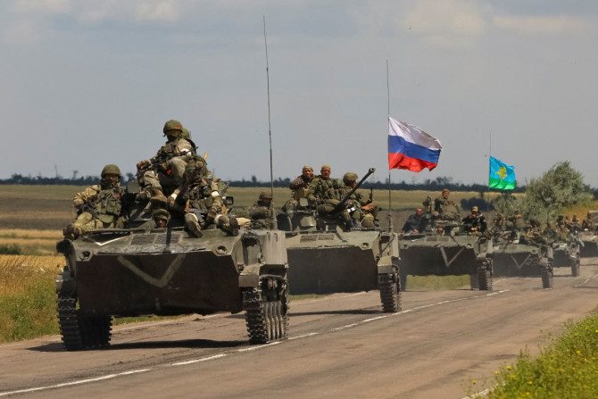 Konvoi lapis baja pasukan Rusia melaju di bagian wilayah Zaporizhzhia yang dikuasai Rusia, Ukraina, 23 Juli 2022.