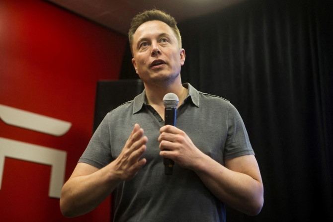 CEO Tesla Elon Musk berbicara tentang fitur Autopilot baru selama acara Tesla di Palo Alto