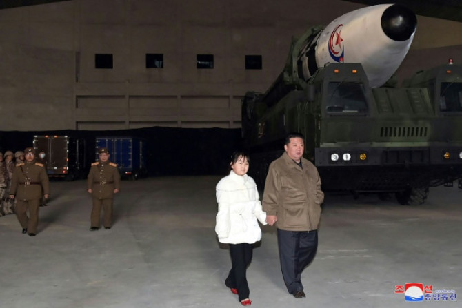 Pemimpin Korea Utara Kim Jong Un membawa serta putrinya sambil mengawasi peluncuran ICBM terbaru Pyongyang