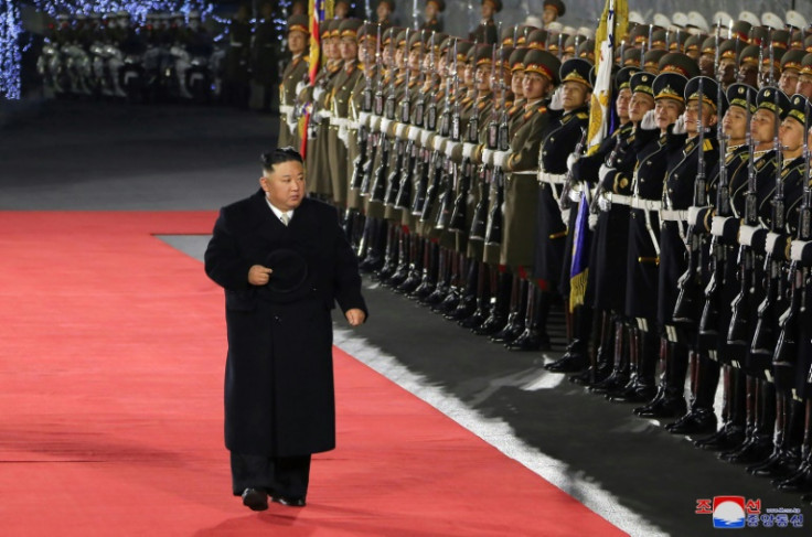 Kim Jong Un Korea Utara mengawasi parade militer besar yang memamerkan persenjataannya yang paling canggih