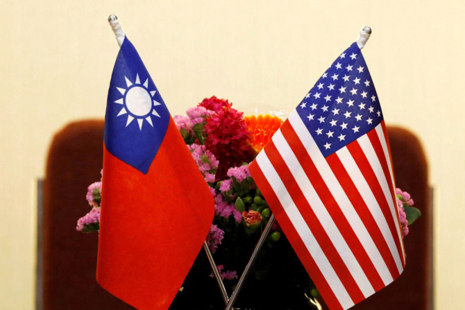 Bendera Taiwan dan AS ditempatkan untuk pertemuan di Taipei