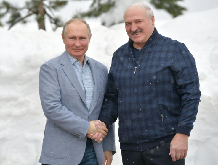 Presiden Rusia Vladimir Putin dan Presiden Belarusia Alexander Lukashenko, yang ditampilkan di sini di Sochi awal tahun ini, akan bertemu untuk pertama kalinya sejak Belarus memaksa jet Ryanair mendarat di Minsk dan menangkap seorang aktivis oposisi di da