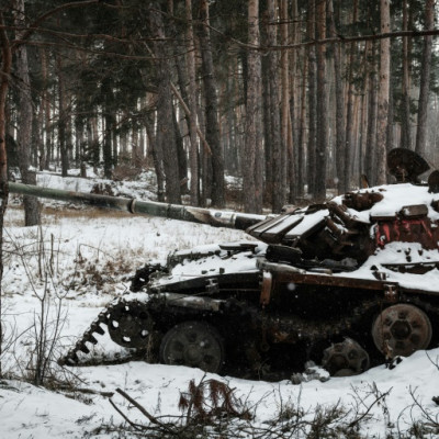 Sebuah tank tempur yang terbengkalai di tengah salju dekat Yampil di timur Ukraina