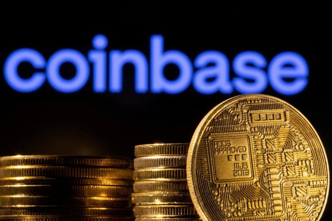 Ilustrasi menunjukkan representasi dari cryptocurrency dan logo Coinbase