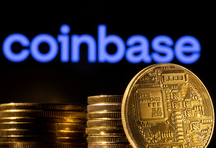 Ilustrasi menunjukkan representasi dari cryptocurrency dan logo Coinbase