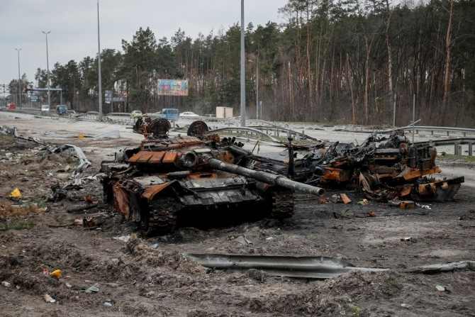 Tank Rusia yang hancur terlihat di jalan raya, saat serangan Rusia terhadap Ukraina berlanjut, di wilayah Kyiv, Ukraina, 5 April 2022.