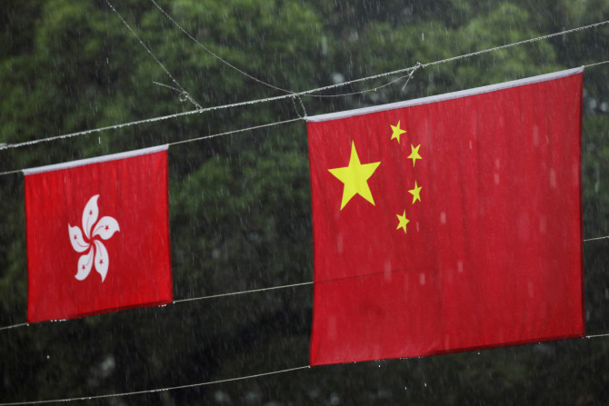 Bendera Cina dan Hong Kong menghiasi jalan di Hong Kong