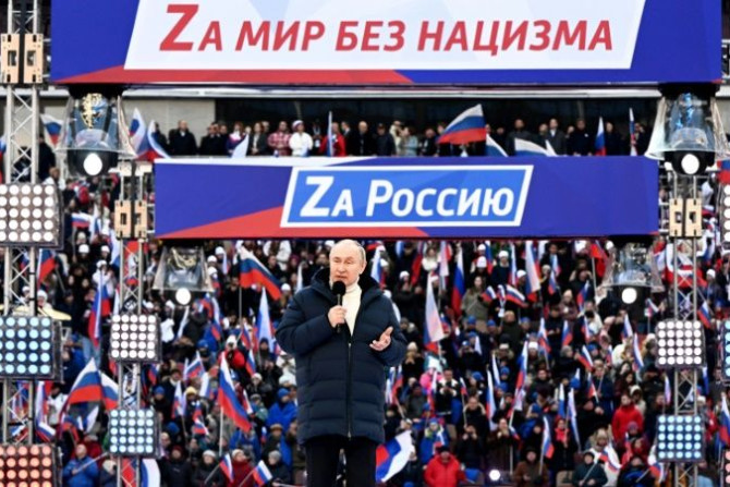 Presiden Vladimir Putin berpidato di depan puluhan ribu pendukungnya pada rapat umum Moskow yang menandai peringatan delapan tahun pencaplokan Krimea oleh Rusia.
