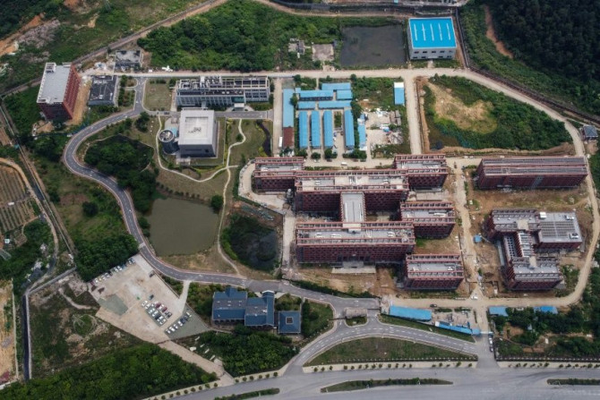Pemandangan udara dari laboratorium P4 (tengah kiri) di kampus Institut Virologi Wuhan di Wuhan di provinsi Hubei tengah China pada Mei 2020. Dibuka pada tahun 2018, laboratorium P4 melakukan penelitian tentang penyakit paling berbahaya di dunia dan telah