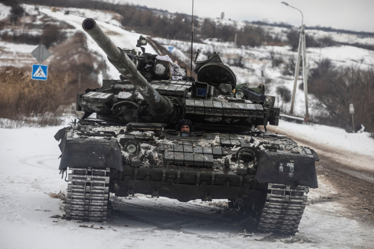 Prajurit Ukraina mengendarai tank di sepanjang jalan di luar kota garis depan Bakhmut