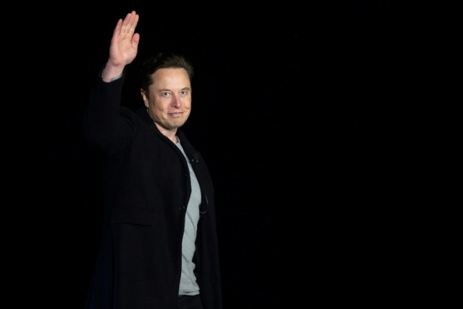 Elon Musk menjual beberapa miliar dolar saham Tesla pada tahun 2022 untuk membiayai pembelian Twitternya