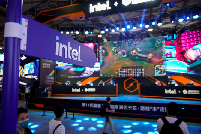 Pengunjung terlihat di stan Intel selama China Digital Entertainment Expo and Conference, juga dikenal sebagai ChinaJoy, di Shanghai