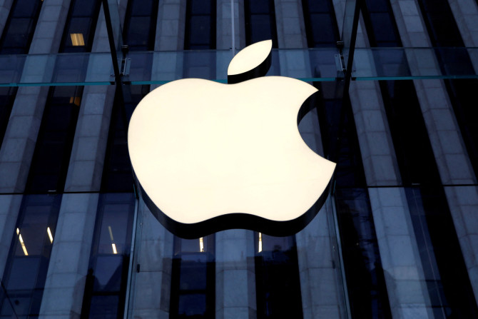 Logo Apple Inc. terlihat tergantung di pintu masuk toko Apple di 5th Avenue di New York