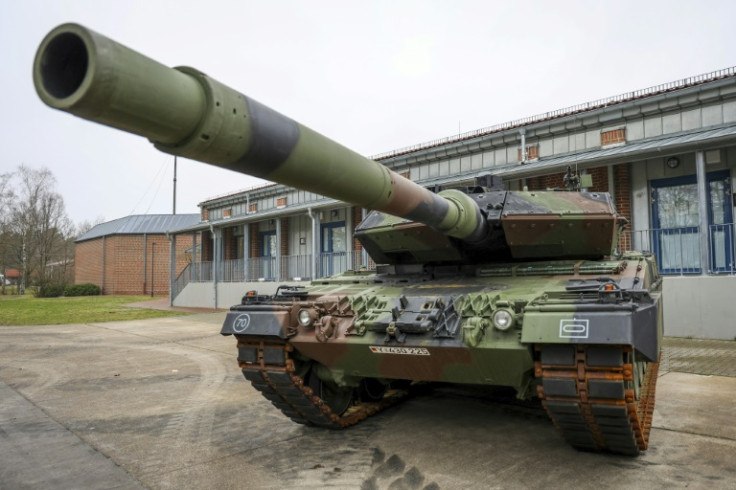 Warga Ukraina dilatih menggunakan tank Leopard 2A6 Jerman -- tetapi Jerman menghabiskan waktu berbulan-bulan untuk memikirkan berapa banyak perangkat keras militer yang akan dikirim ke Kyiv