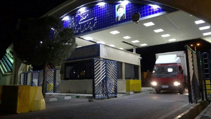 Sebuah truk meninggalkan pusat penelitian nuklir Natanz di Iran pada 2019